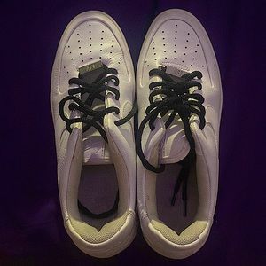I’m am selling Nike air forces they are 7.5 in women’s